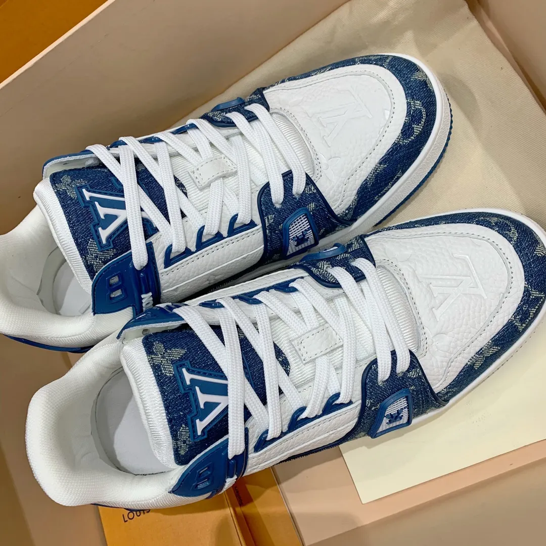 👟👟Ex-factory price 840👟👟 Women's Shoes Factory Purchasing Level ✈️ LV Trainer Latest Series of Couple's Sports Shoes Super Handsome Denim New Style, Very Good-looking ~ A must-have item for fashionistas Top-notch embossed grained calf leather on the upper Original molded T👟👟Ex-factory price U outsole, same texture as the original version Please look for our quality Please pay attention to distinguish the currency materials on the market Men's size: 39-45 Women's size: 35-40 ⚠️Full set of packaging (exclusive z👟👟factory price level anti-theft buckle cannot be sold once disassembled)